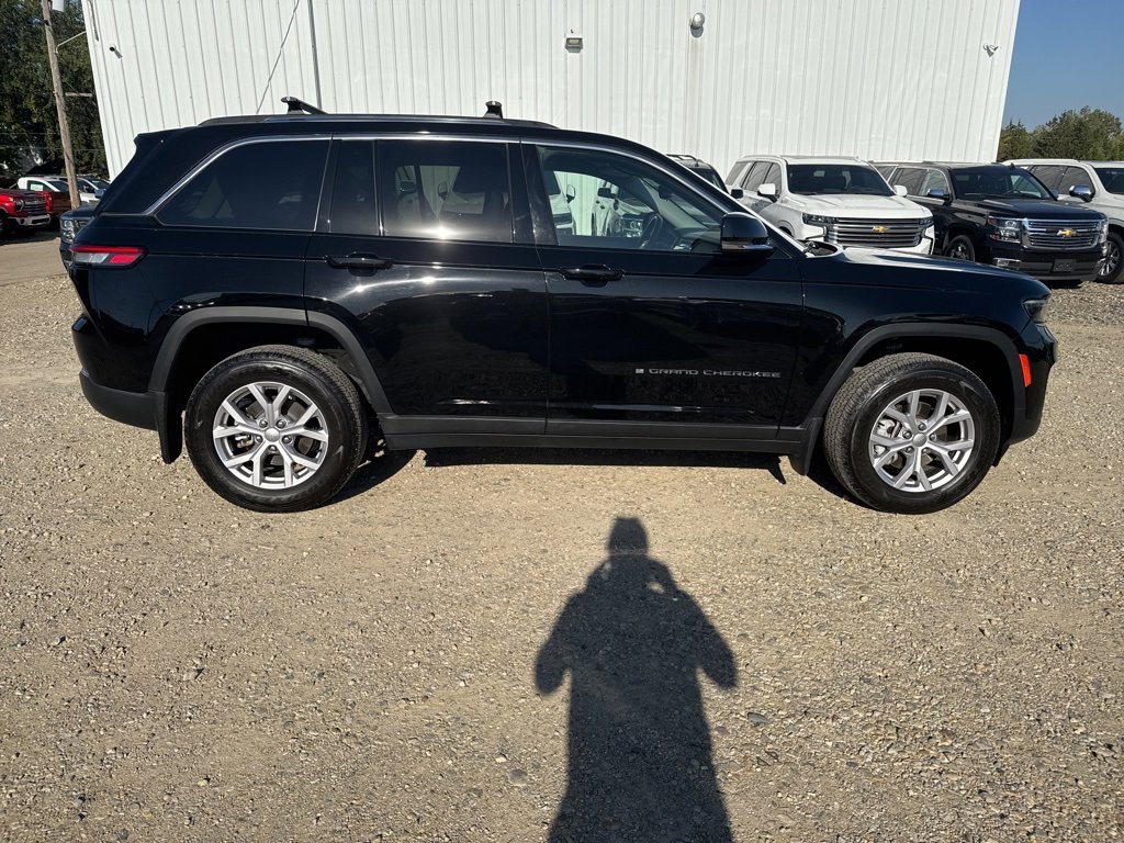 Used 2022 Jeep Grand Cherokee Limited w/ Trailer Tow Prep Group (B) image 6