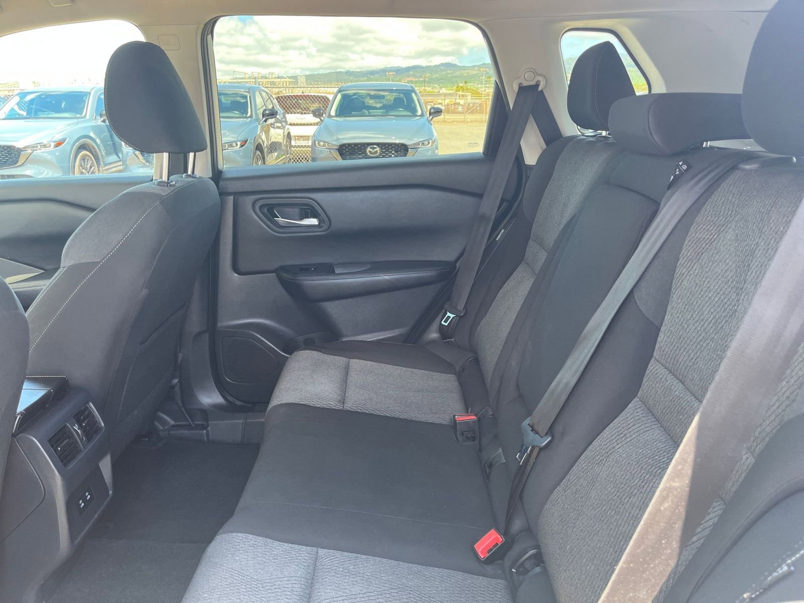 Used 2025 Nissan Rogue SV image 28