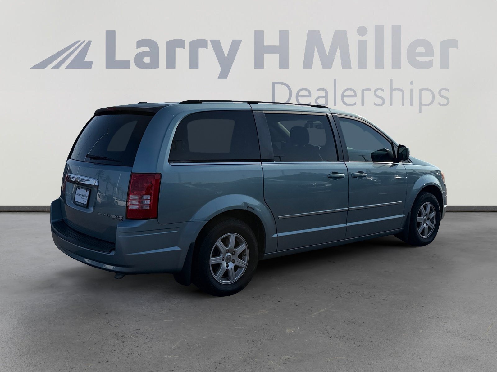 Used 2010 Chrysler Town & Country Touring FWD image 6