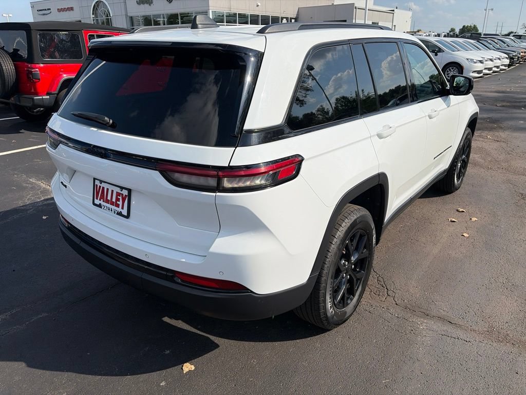 Used 2025 Jeep Grand Cherokee Altitude AWD/4WD image 7