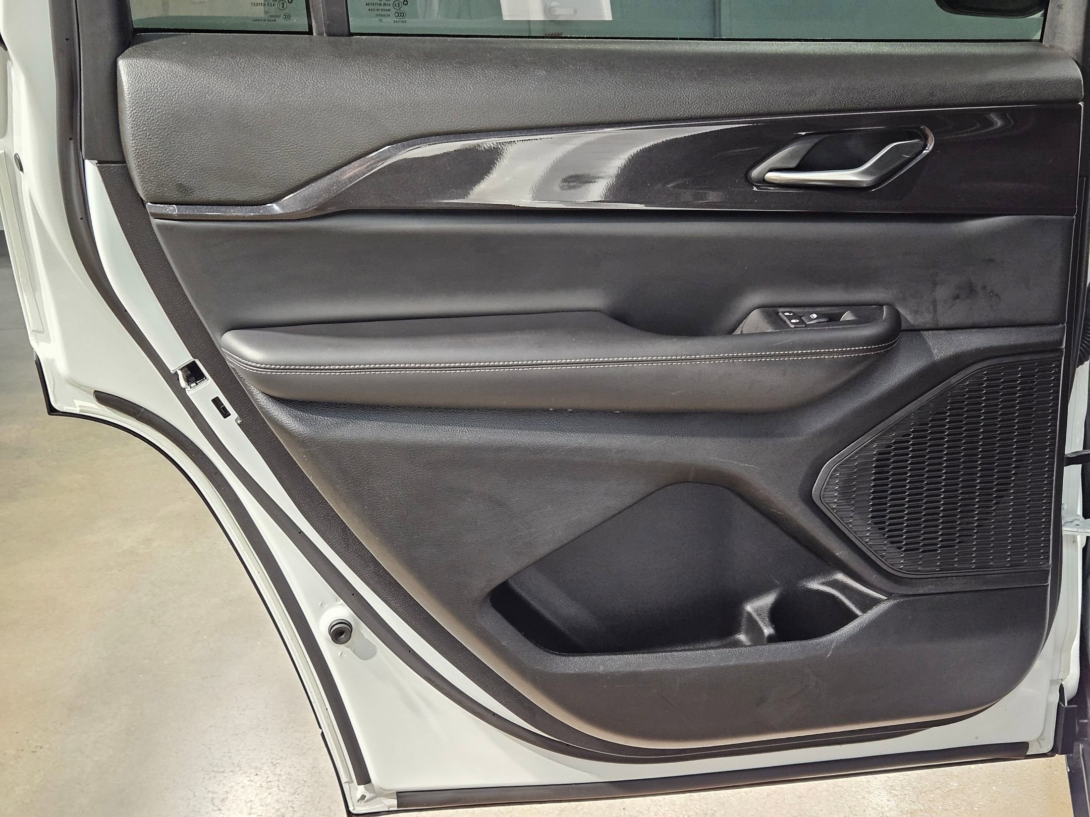 Used 2023 Jeep Grand Cherokee L Laredo image 31