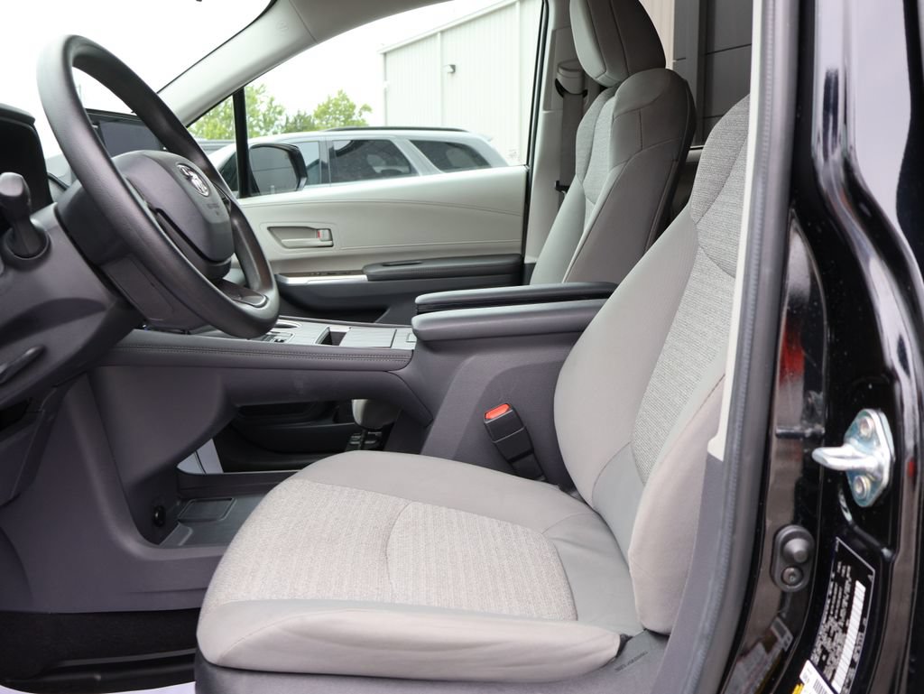 Used 2024 Toyota Sienna LE FWD image 21