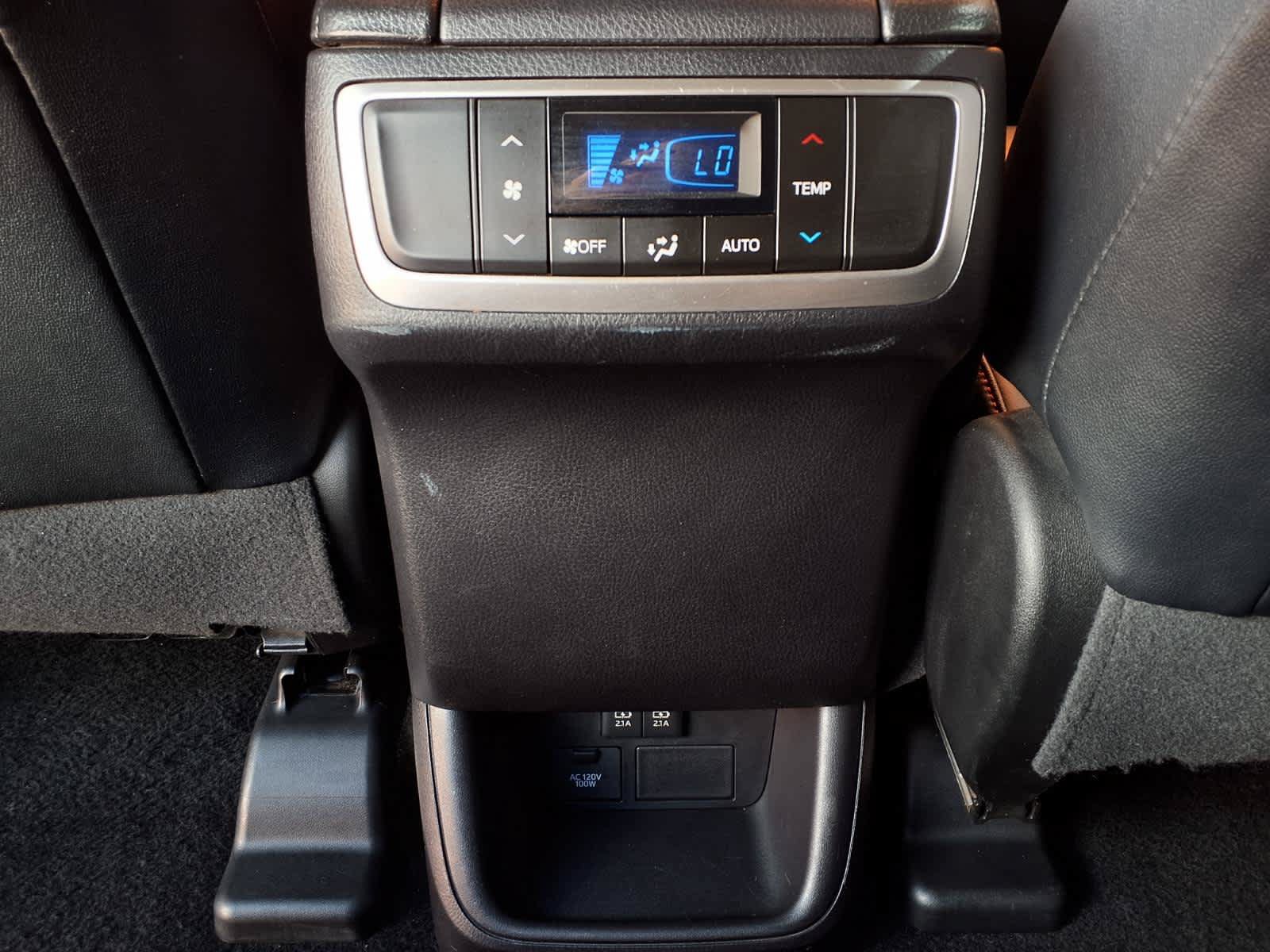Used 2019 Toyota Highlander SE w/ Carpet Mat Package (TMS) FWD image 15