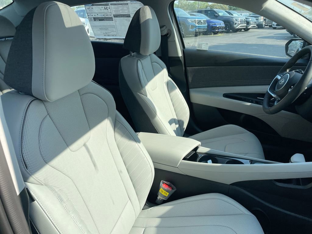 New 2025 Hyundai Elantra Limited image 50