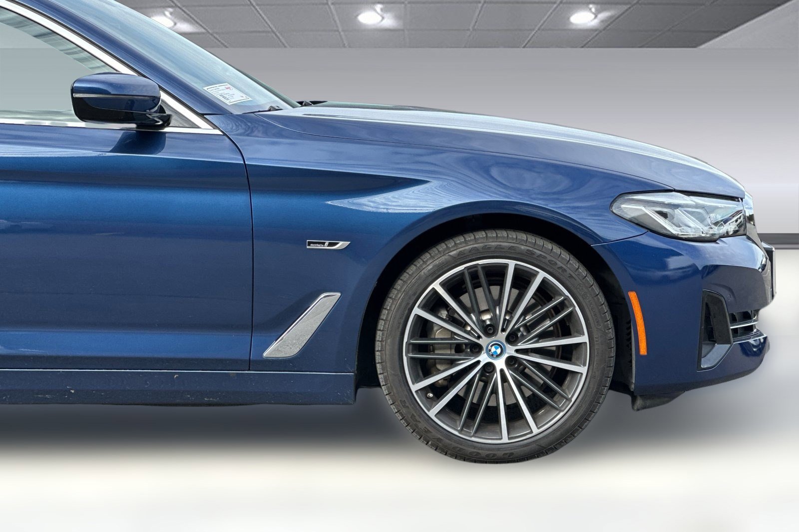 Used 2023 BMW 530e w/ Premium Package image 20