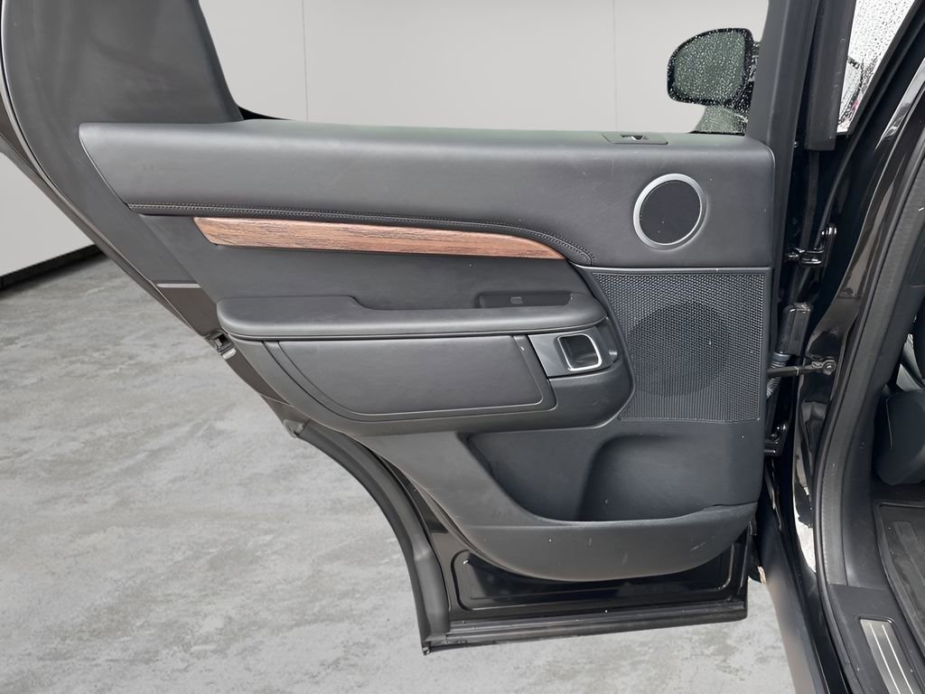 Used 2020 Land Rover Discovery HSE Luxury image 15