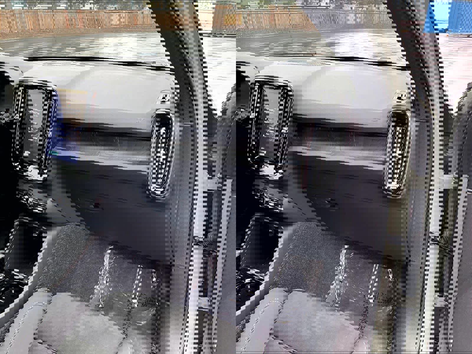 Used 2023 Volvo XC40 Recharge Ultimate image 19