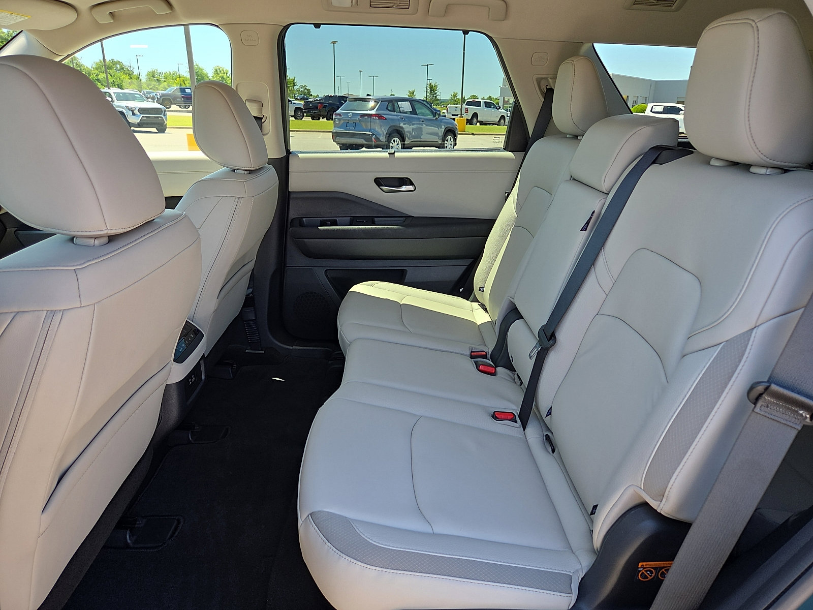 Used 2025 Nissan Pathfinder SL FWD image 11