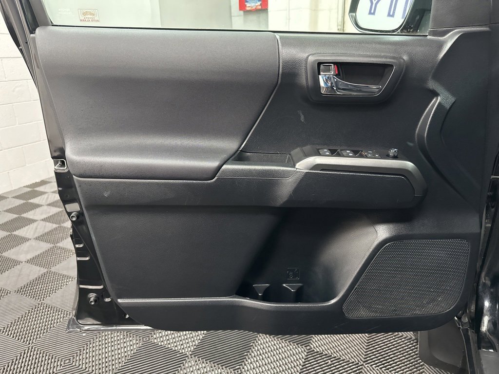 Used 2019 Toyota Tacoma TRD Sport image 19