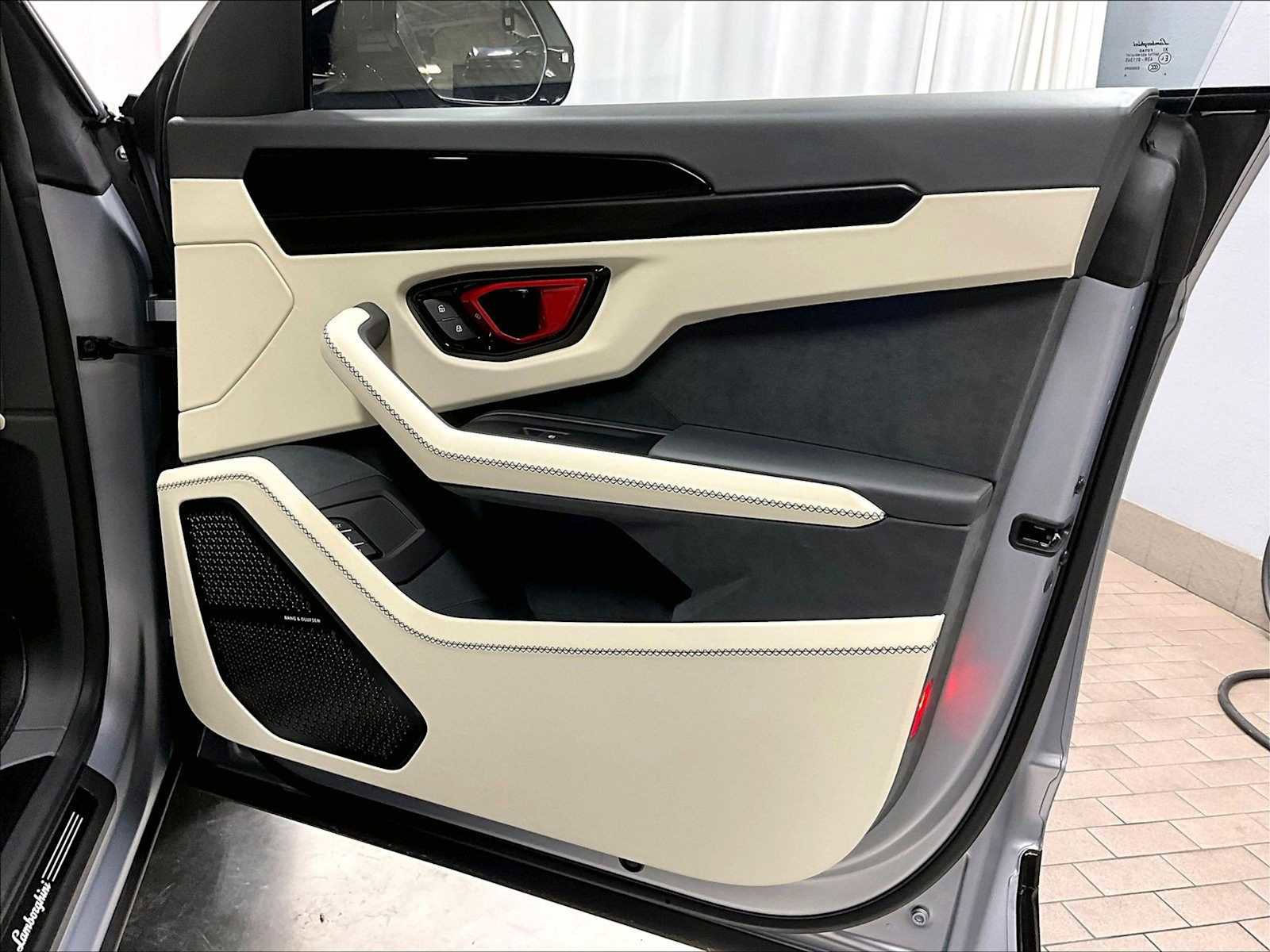 Used 2025 Lamborghini Urus SE image 29