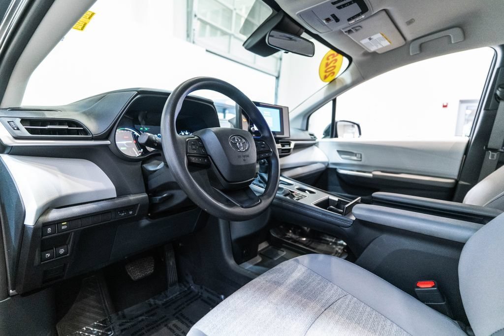 Used 2025 Toyota Sienna LE FWD image 4