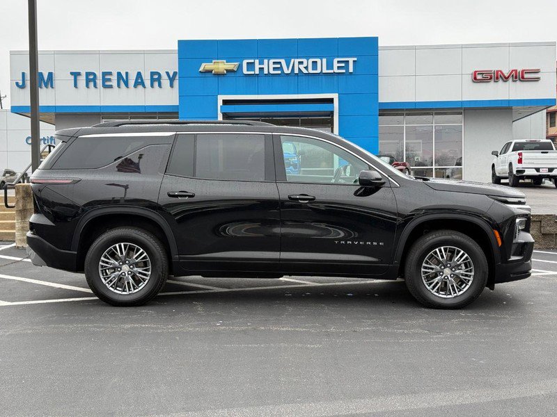 Used 2025 Chevrolet Traverse LT image 2