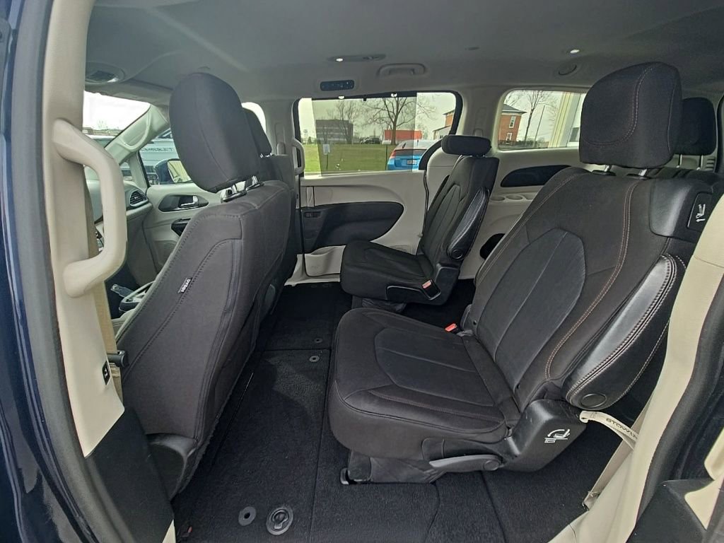Used 2020 Chrysler Pacifica Touring w/ Advanced Safetytec Group image 22