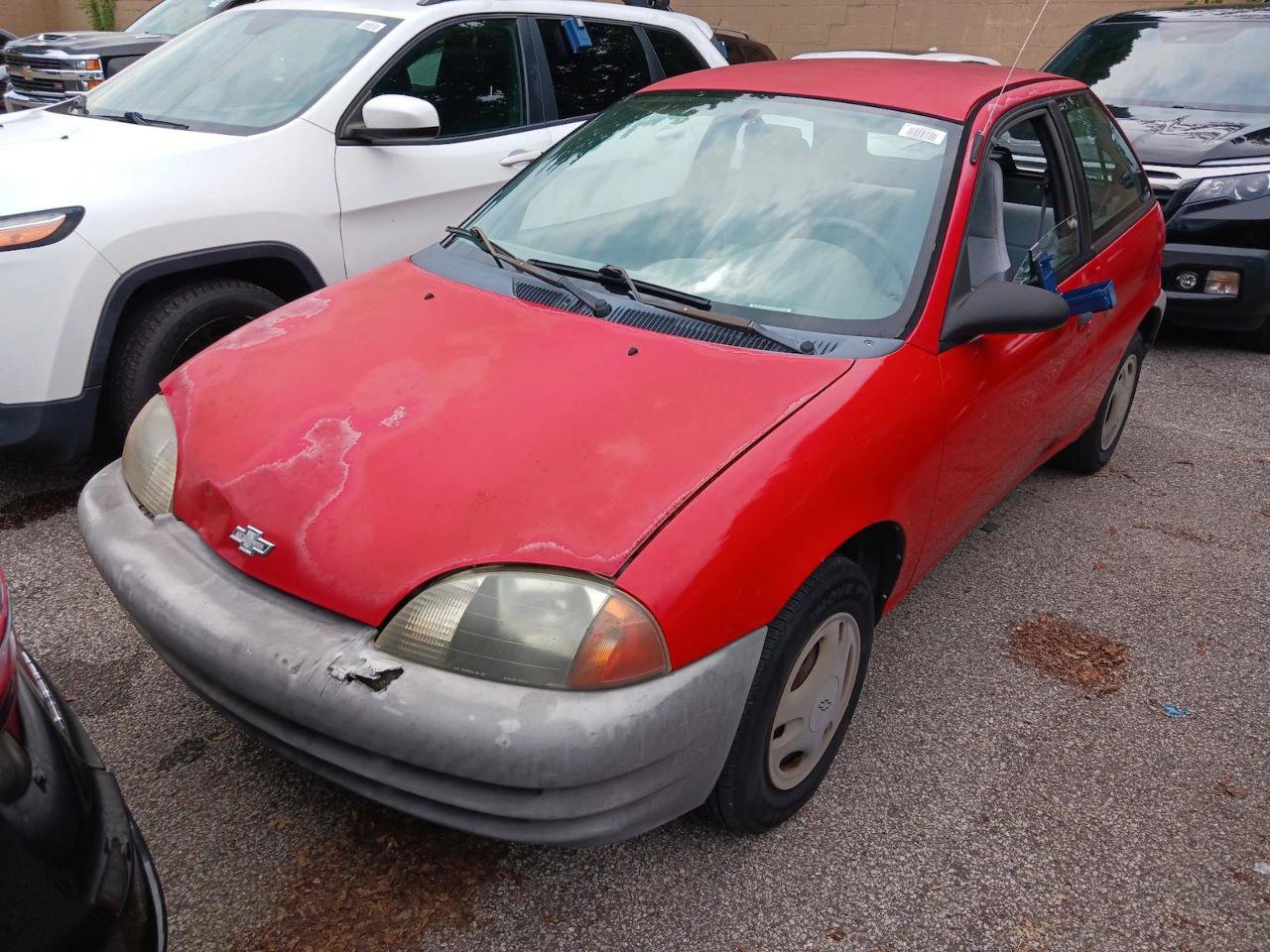 Used 2000 Chevrolet Metro Hatchback FWD image 2