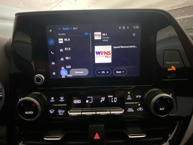 Used 2025 Toyota Highlander XLE AWD/4WD image 16