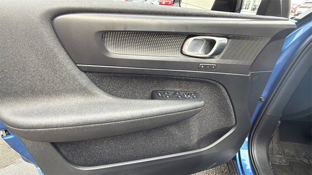 Used 2020 Volvo XC40 T5 R-Design w/ Protection Package Premier image 14