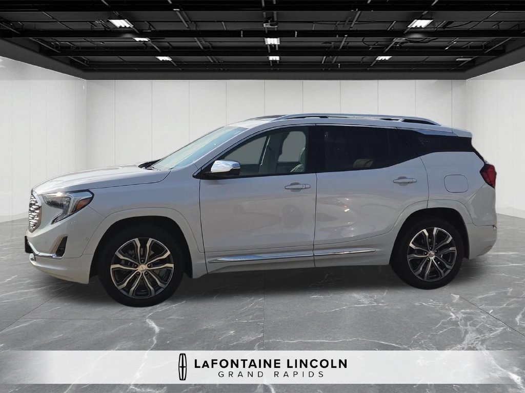 Used 2020 GMC Terrain Denali w/ Denali Premium Package AWD/4WD image 2