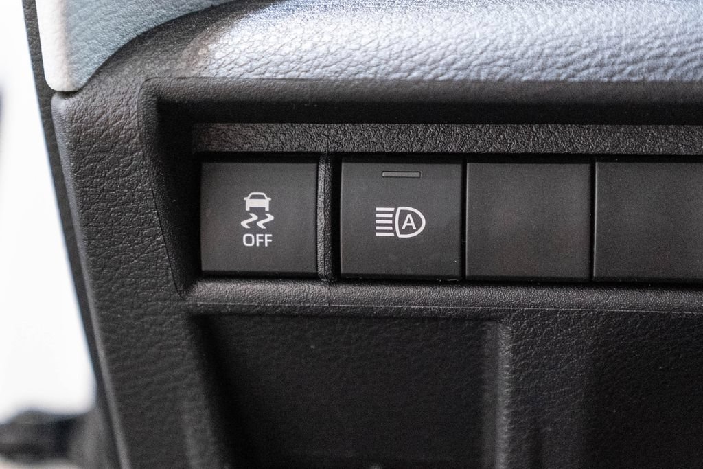 Certified 2025 Toyota Sienna LE FWD image 22