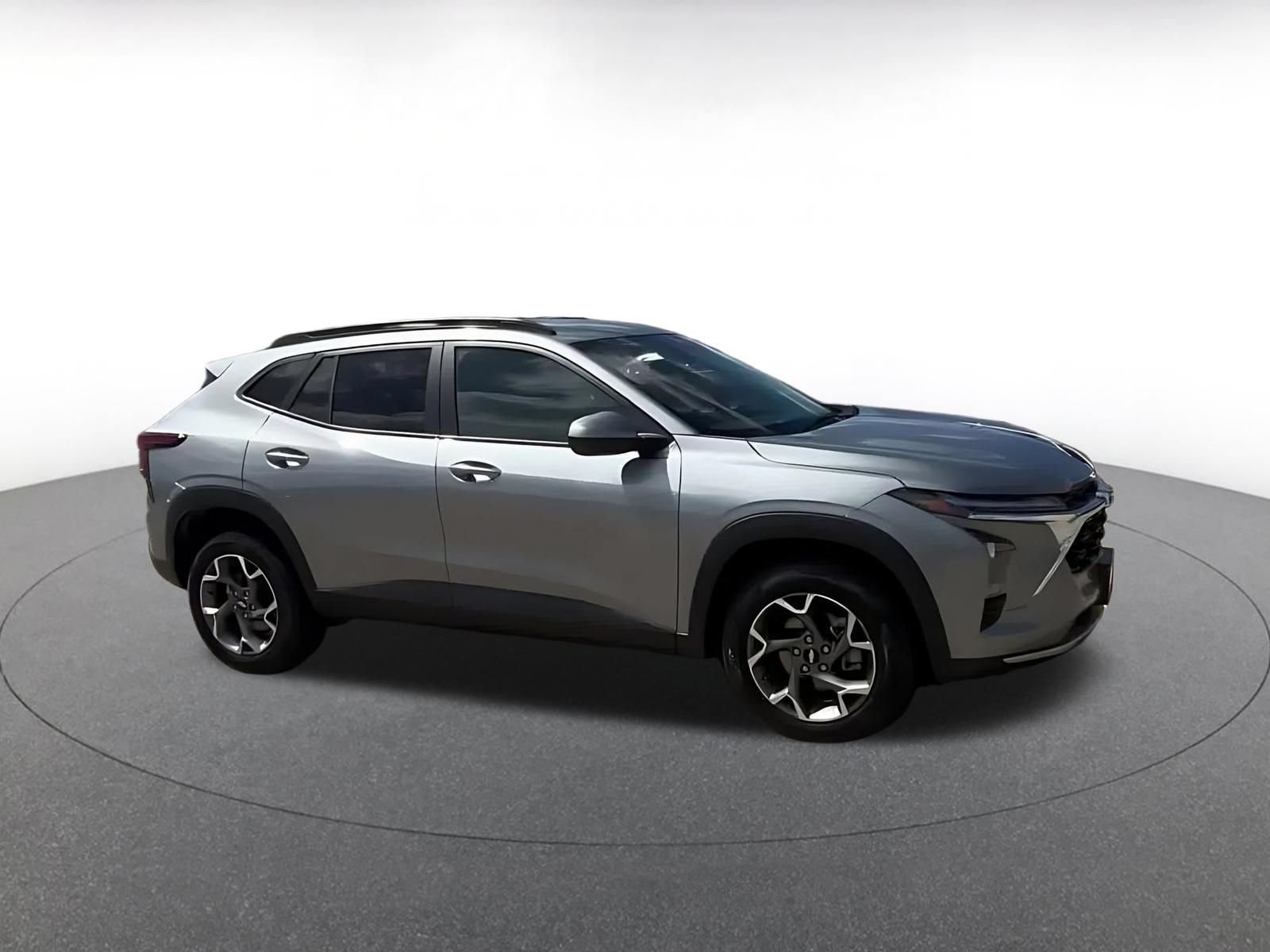 Used 2025 Chevrolet Trax LT FWD image 2