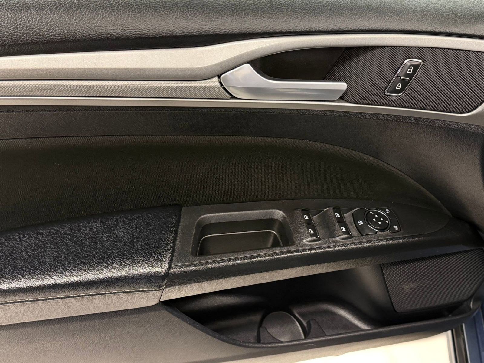 Used 2019 Ford Fusion SE FWD image 11