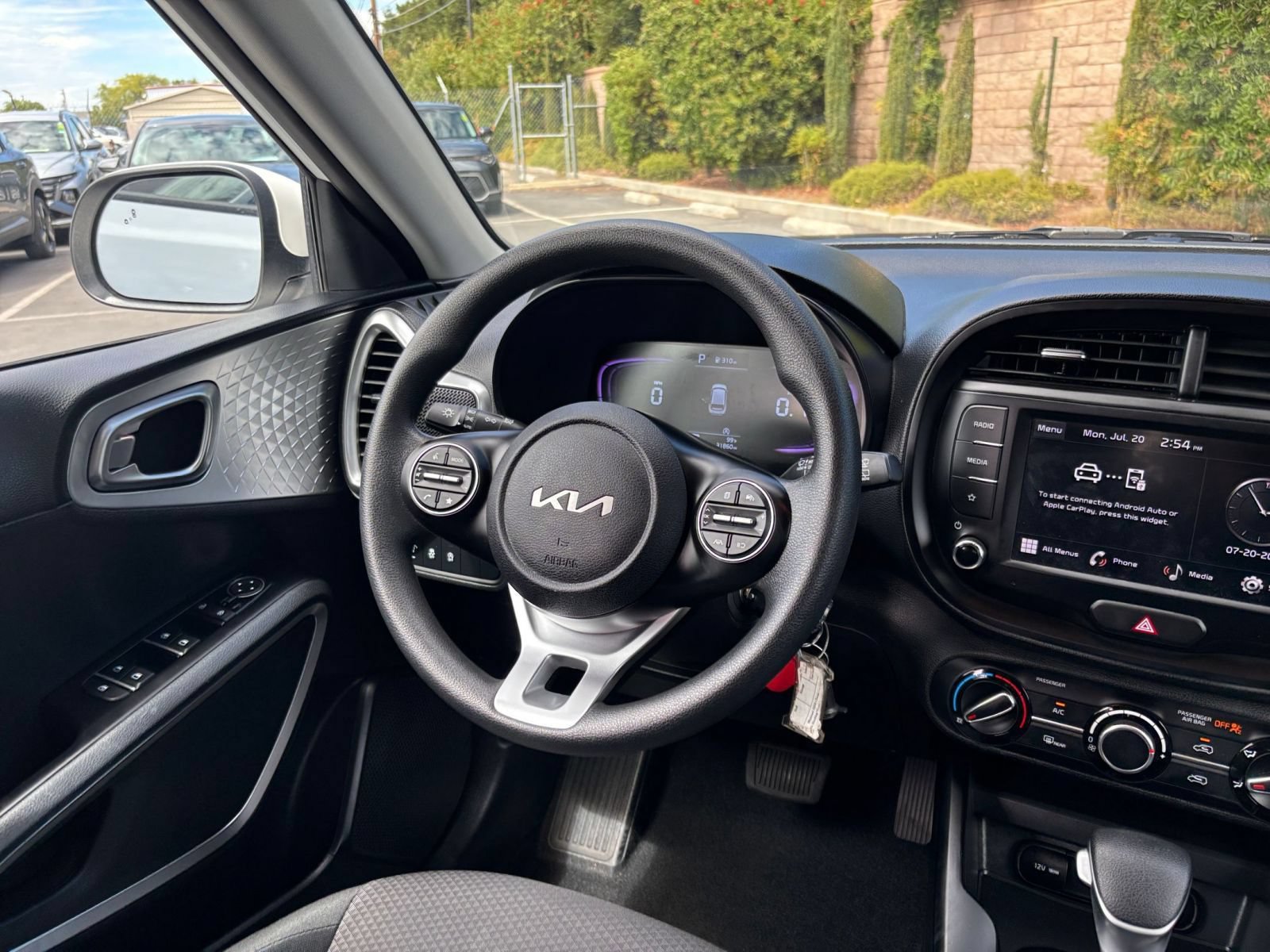 Used 2025 Kia Soul LX w/ LX Technology Package FWD image 32