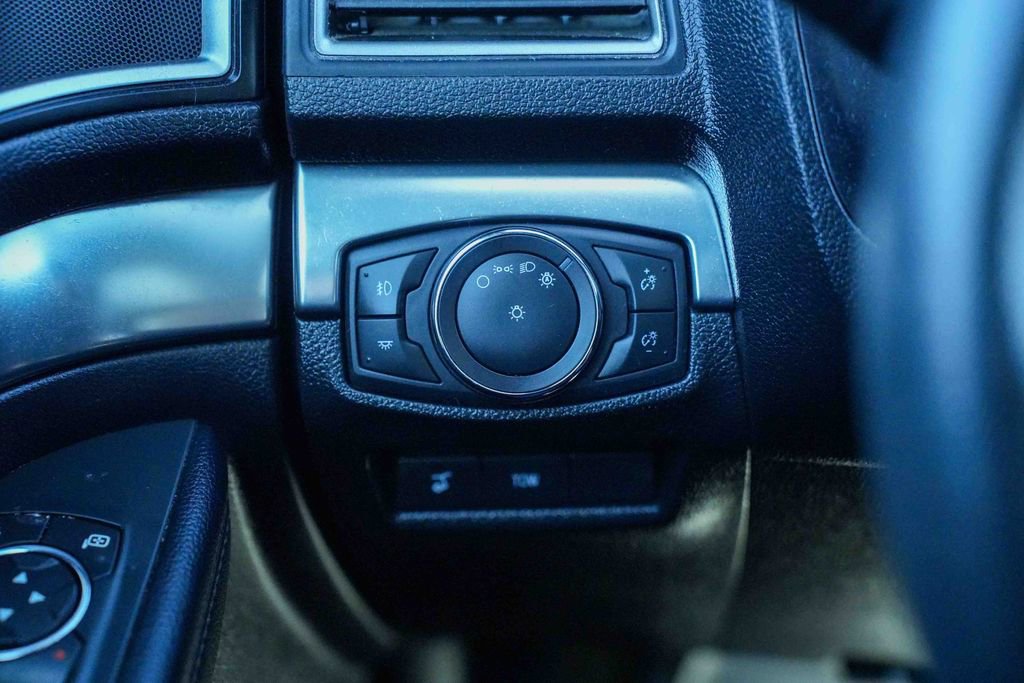 Used 2018 Ford Explorer XLT w/ Equipment Group 202A AWD/4WD image 29