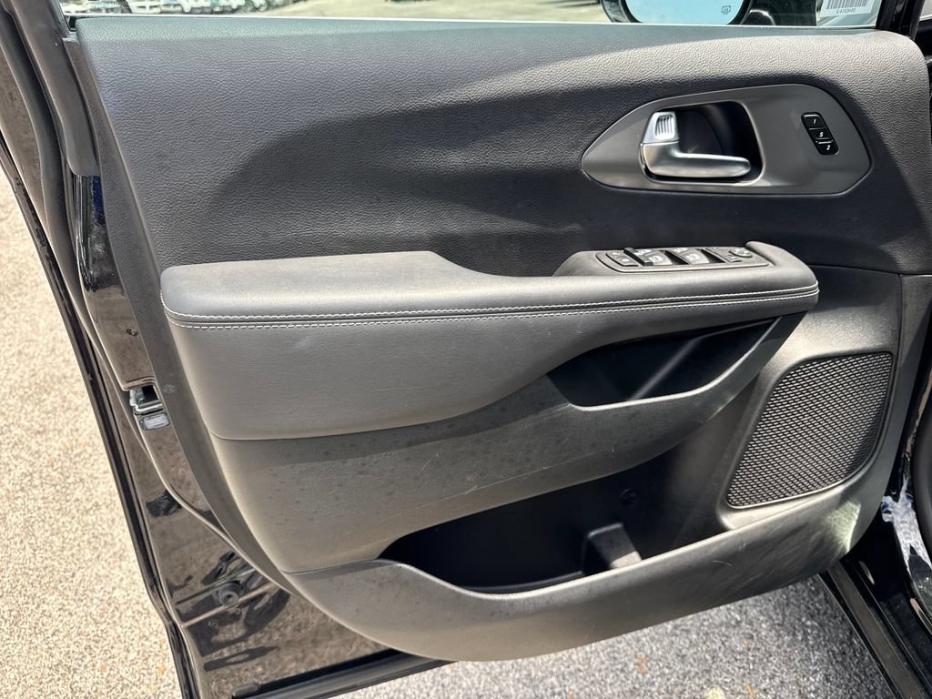 Used 2025 Chrysler Pacifica Select FWD image 16