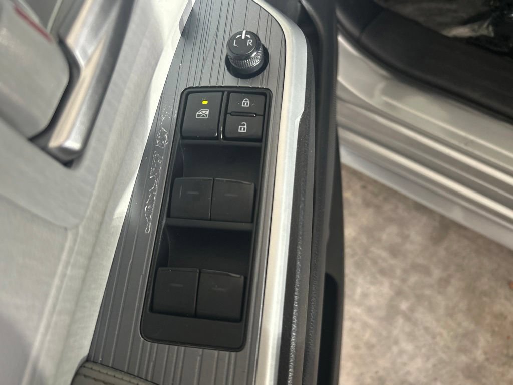 Used 2025 Toyota Sienna XLE FWD image 41