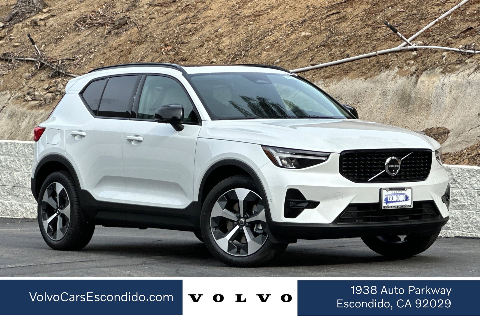 New 2026 Volvo XC40 B5 Plus AWD/4WD image 1