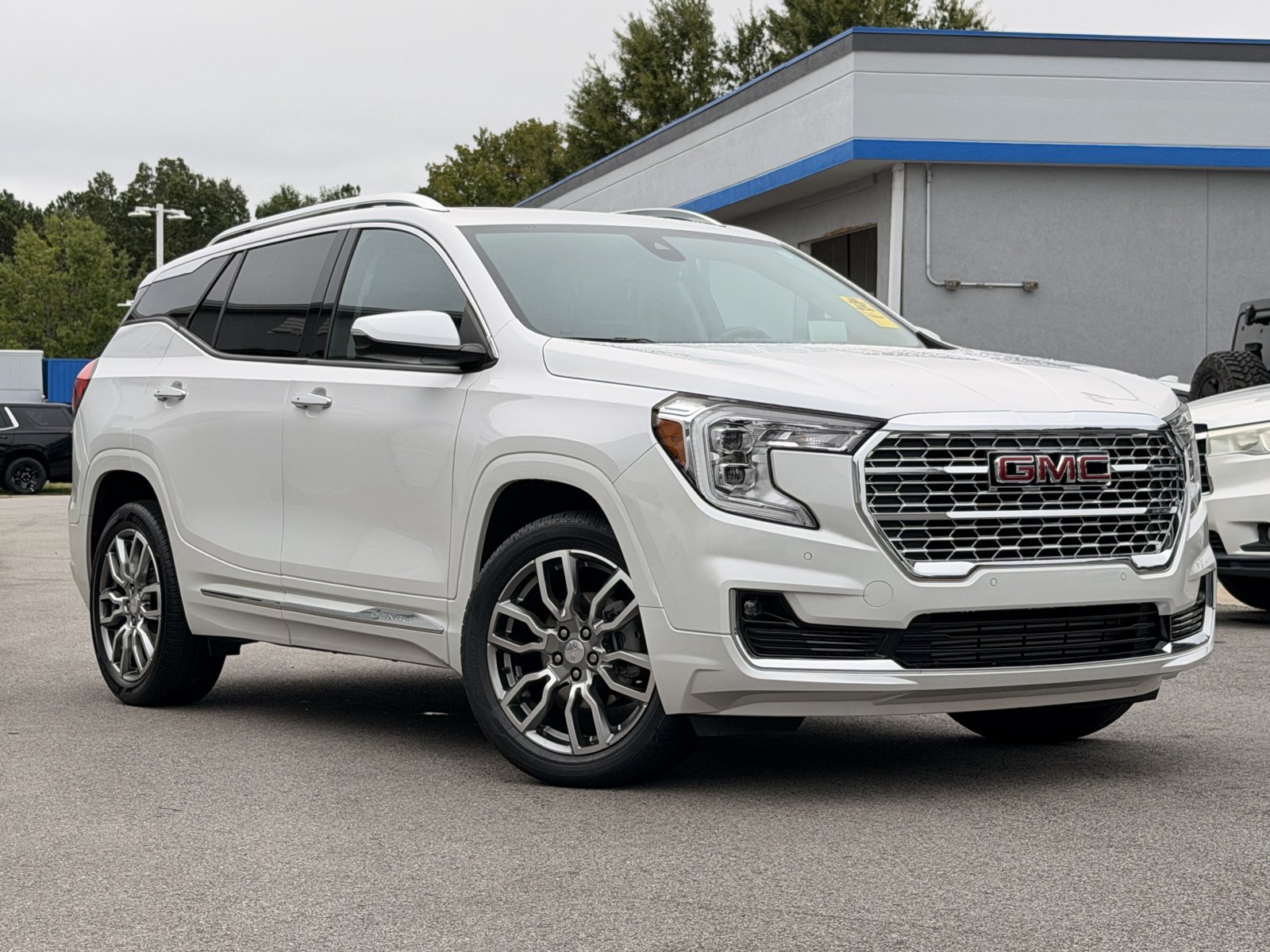 Used 2022 GMC Terrain Denali AWD/4WD image 2