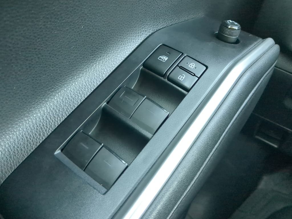 Used 2021 Toyota Highlander LE image 28