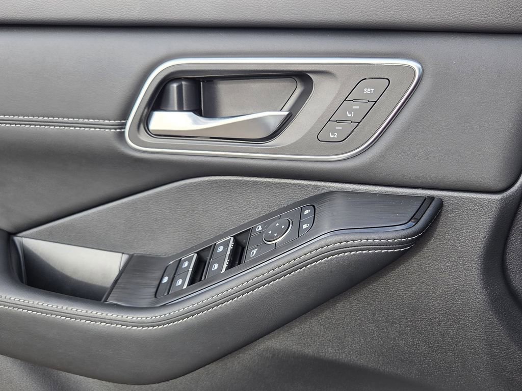 Certified 2025 Nissan Rogue Platinum w/ Tech Package image 16