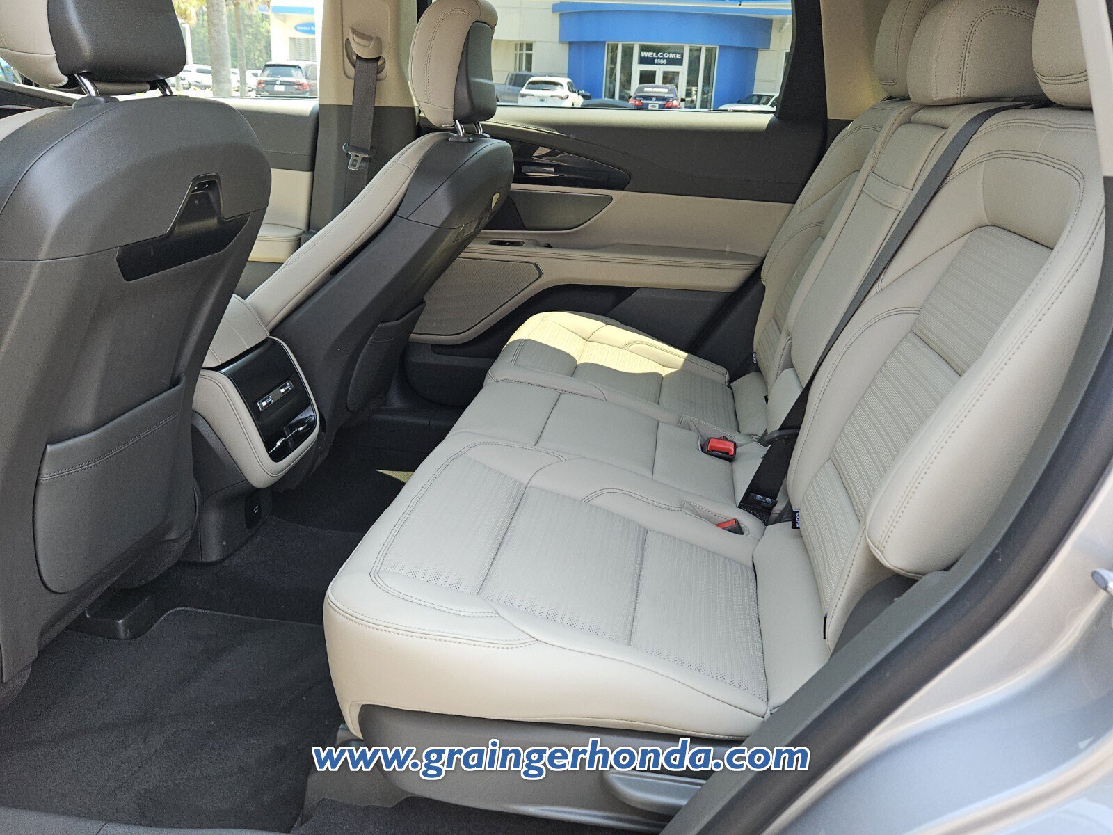 Used 2025 Lincoln Nautilus Reserve AWD/4WD image 11