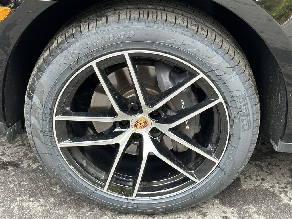 Certified 2025 Porsche Macan image 11