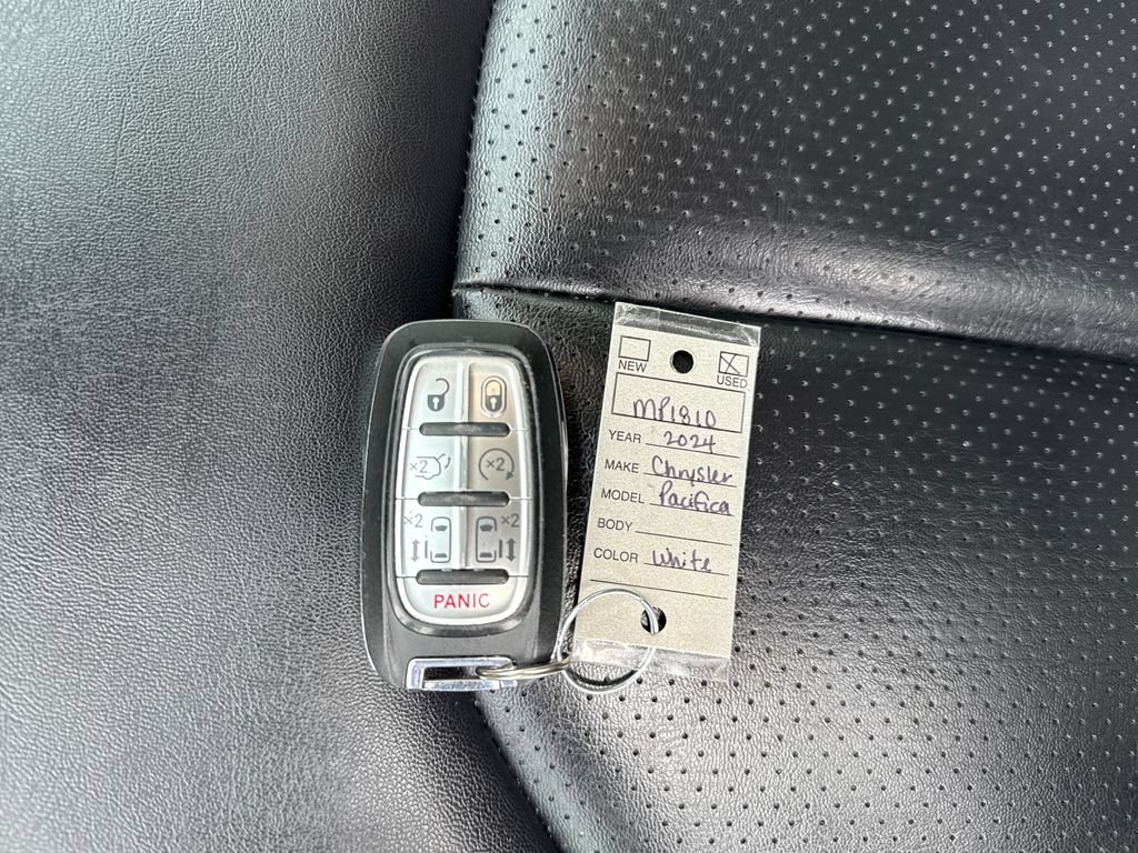 Used 2024 Chrysler Pacifica Limited FWD image 29
