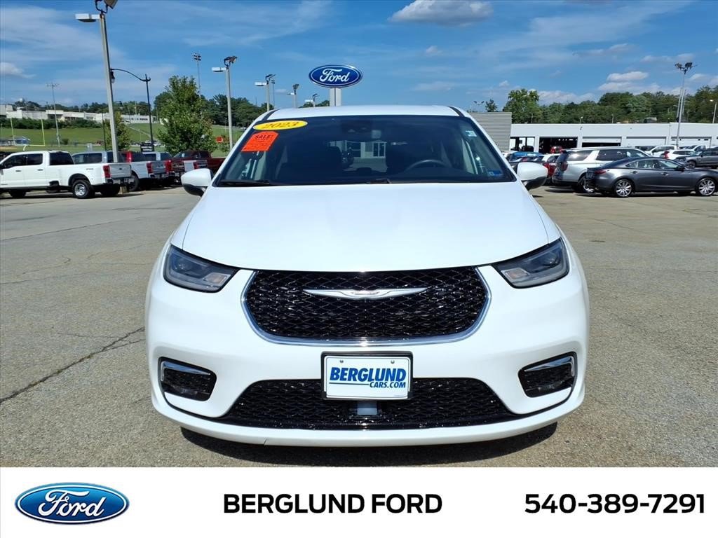 Used 2023 Chrysler Pacifica Touring-L FWD image 10