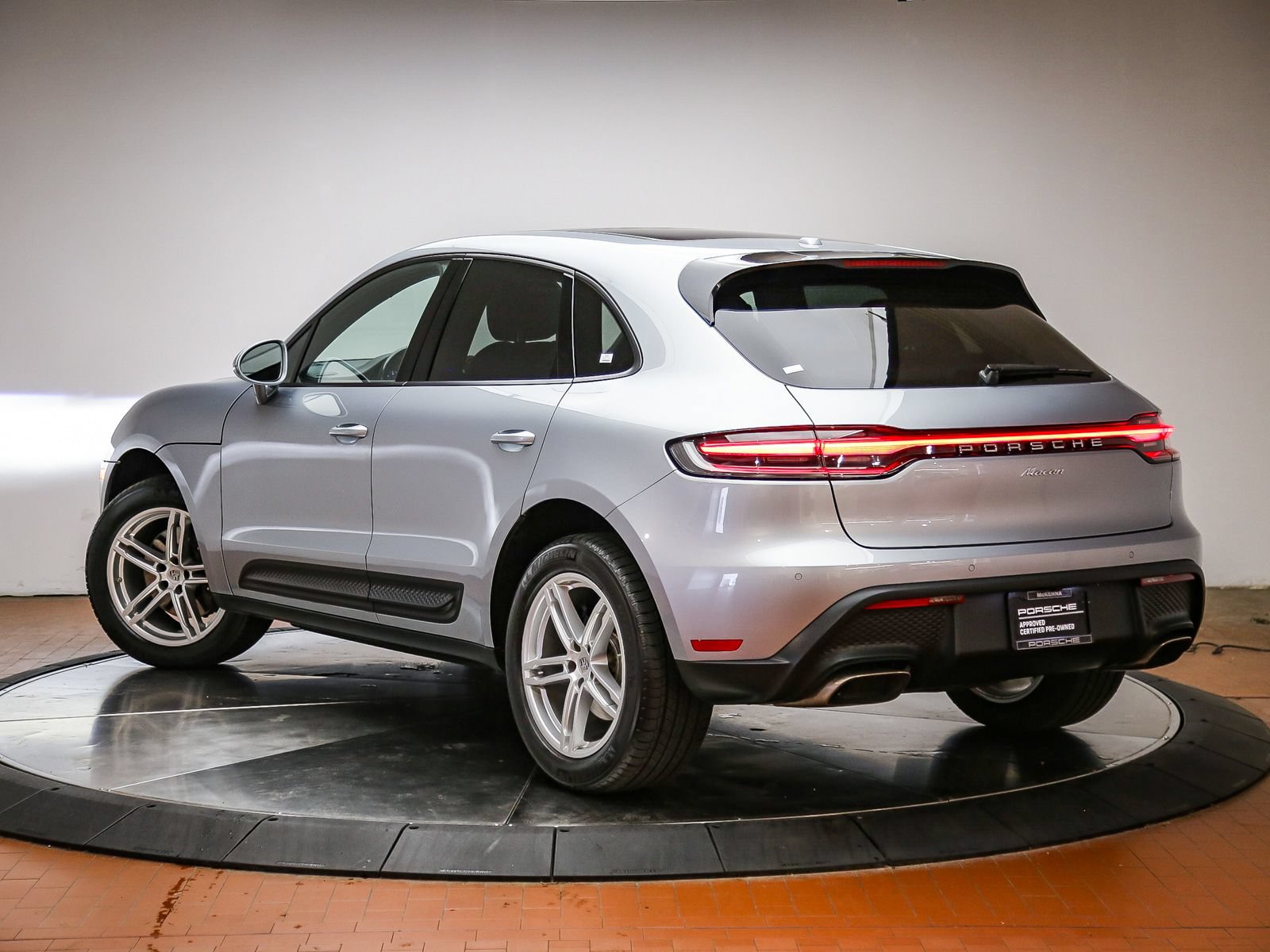 Certified 2022 Porsche Macan AWD/4WD image 3