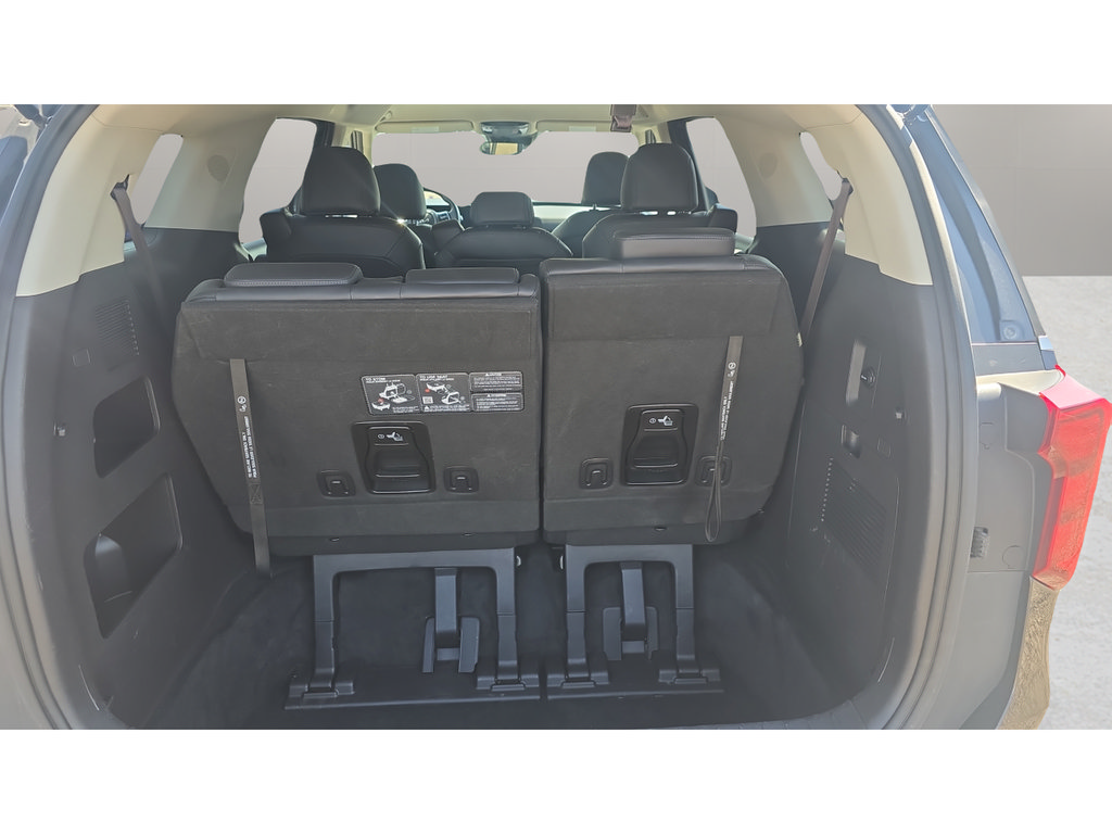 Used 2025 Kia Carnival FWD image 31