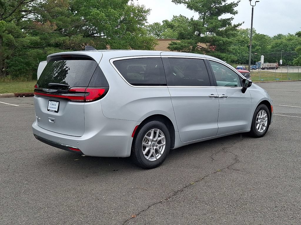 Used 2024 Chrysler Pacifica Touring-L FWD image 9