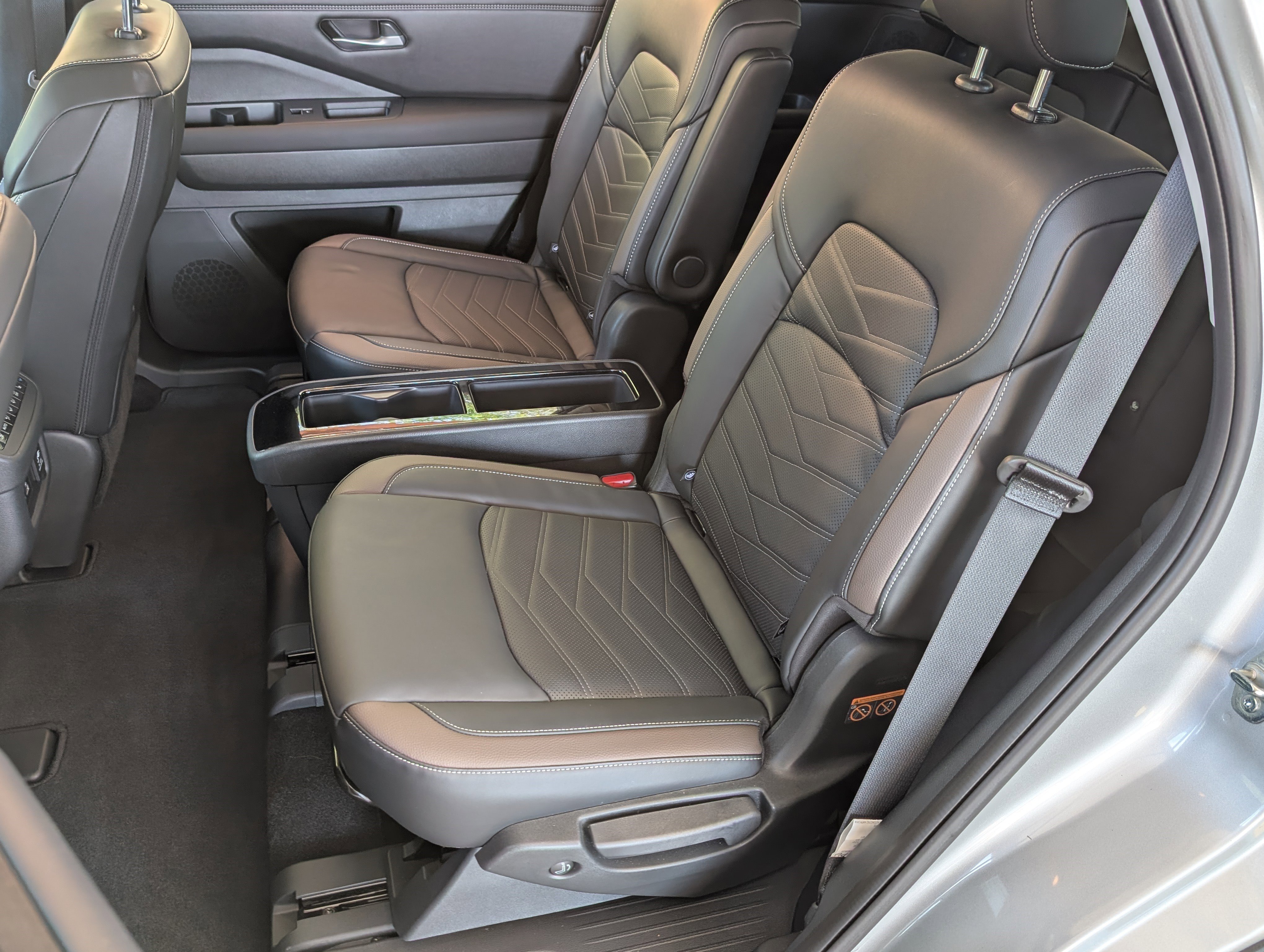 Used 2025 Nissan Pathfinder Platinum FWD image 18