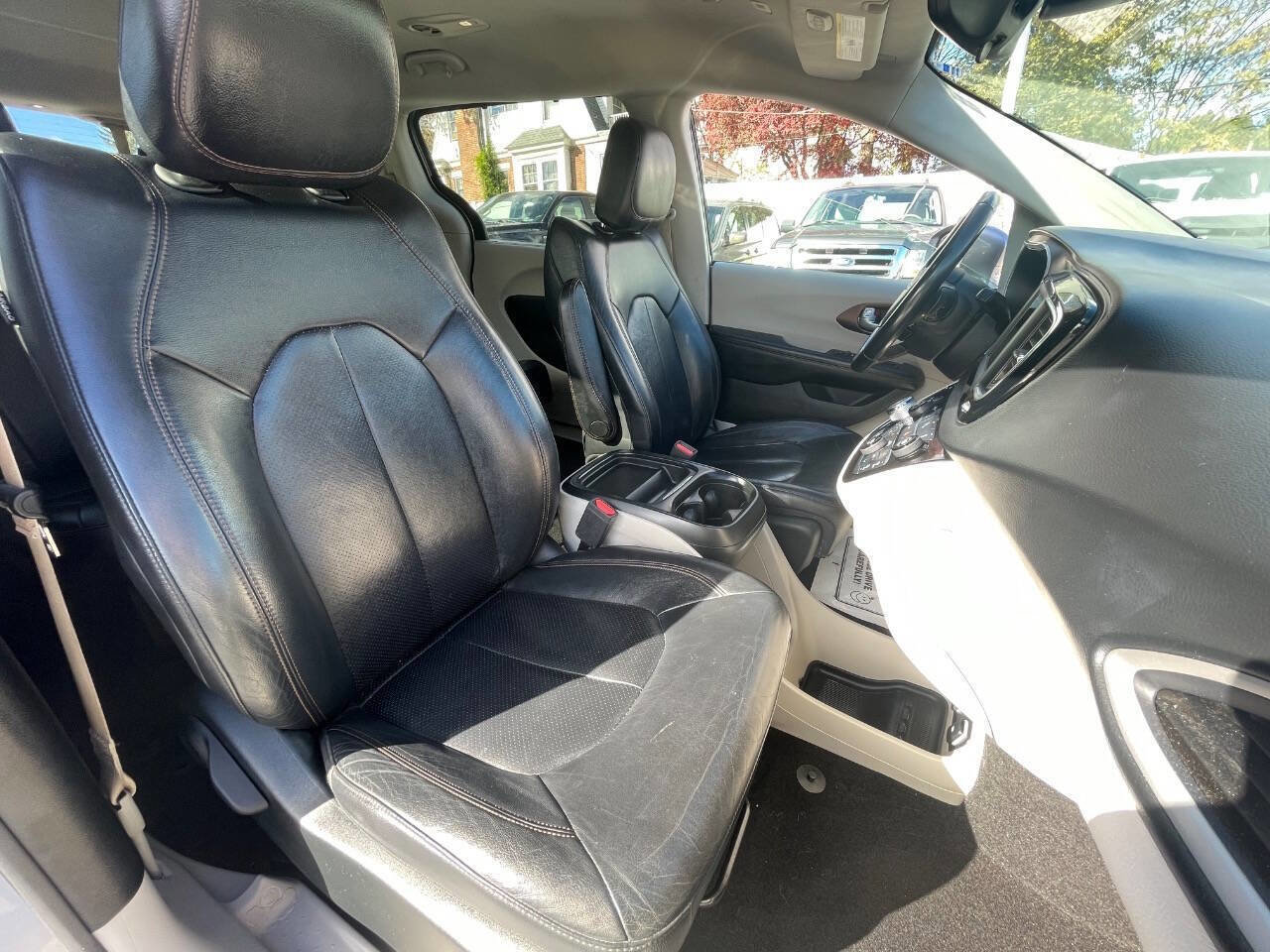 Used 2018 Chrysler Pacifica Touring-L image 33