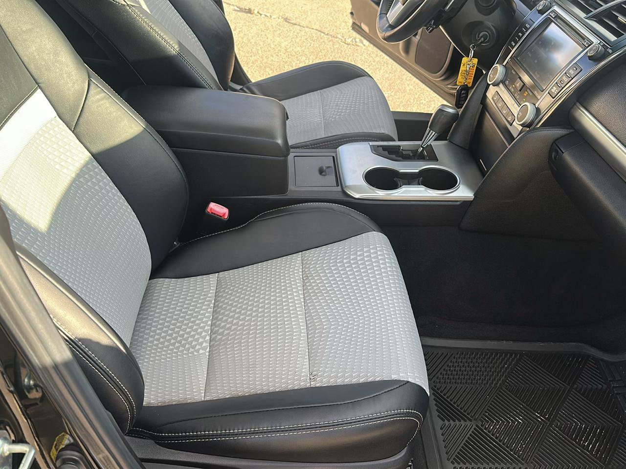 Used 2014 Toyota Camry SE FWD image 23