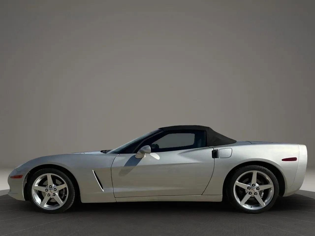 Used 2005 Chevrolet Corvette Convertible w/ Preferred Equipment Group image 2