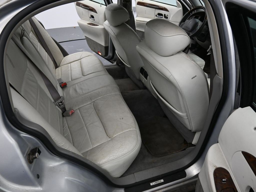 Used 2002 Lincoln Town Car Signature image 26