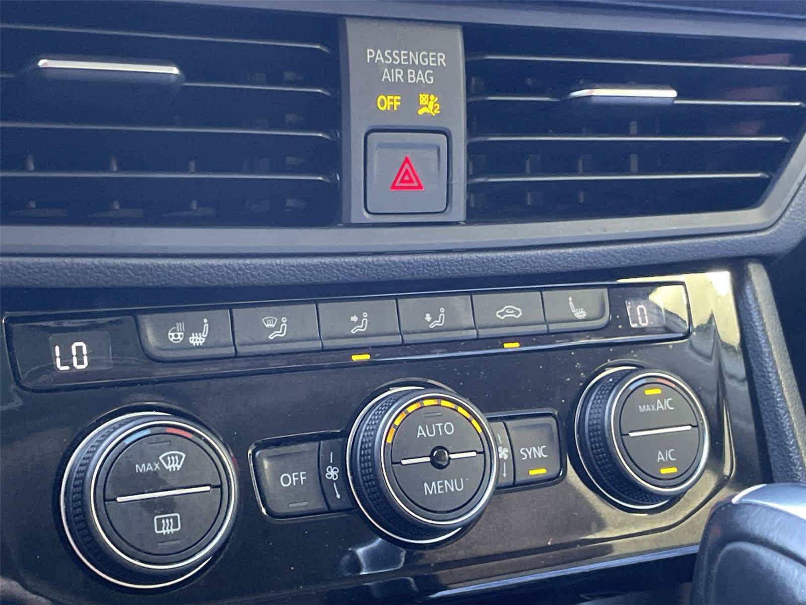 Used 2019 Volkswagen Jetta SEL w/ Cold Weather Package FWD image 17
