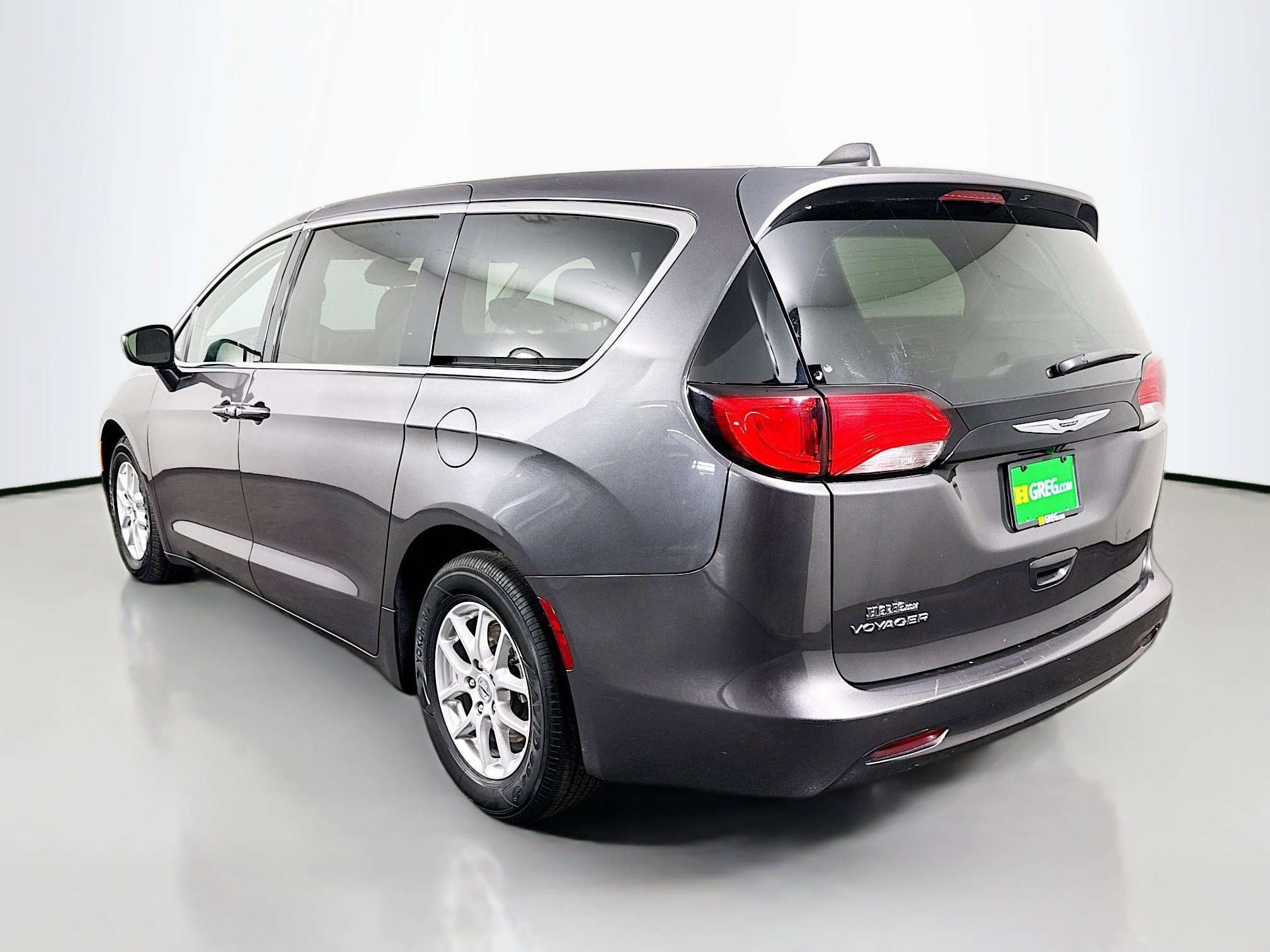 Used 2023 Chrysler Voyager LX image 7