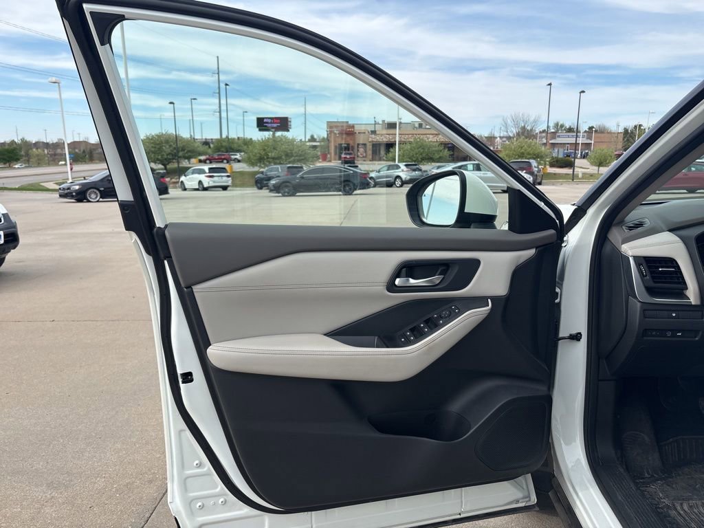 Used 2023 Nissan Rogue SV w/ SV Premium B Package AWD/4WD image 9