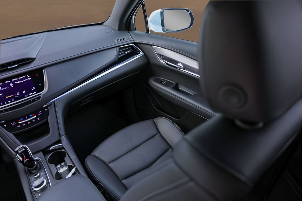 Used 2025 Cadillac XT6 Luxury w/ LPO, Bronce Accent Package FWD image 28