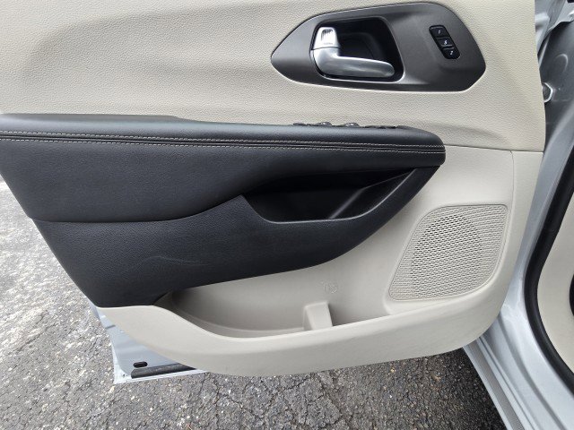 Used 2024 Chrysler Pacifica Touring-L image 17