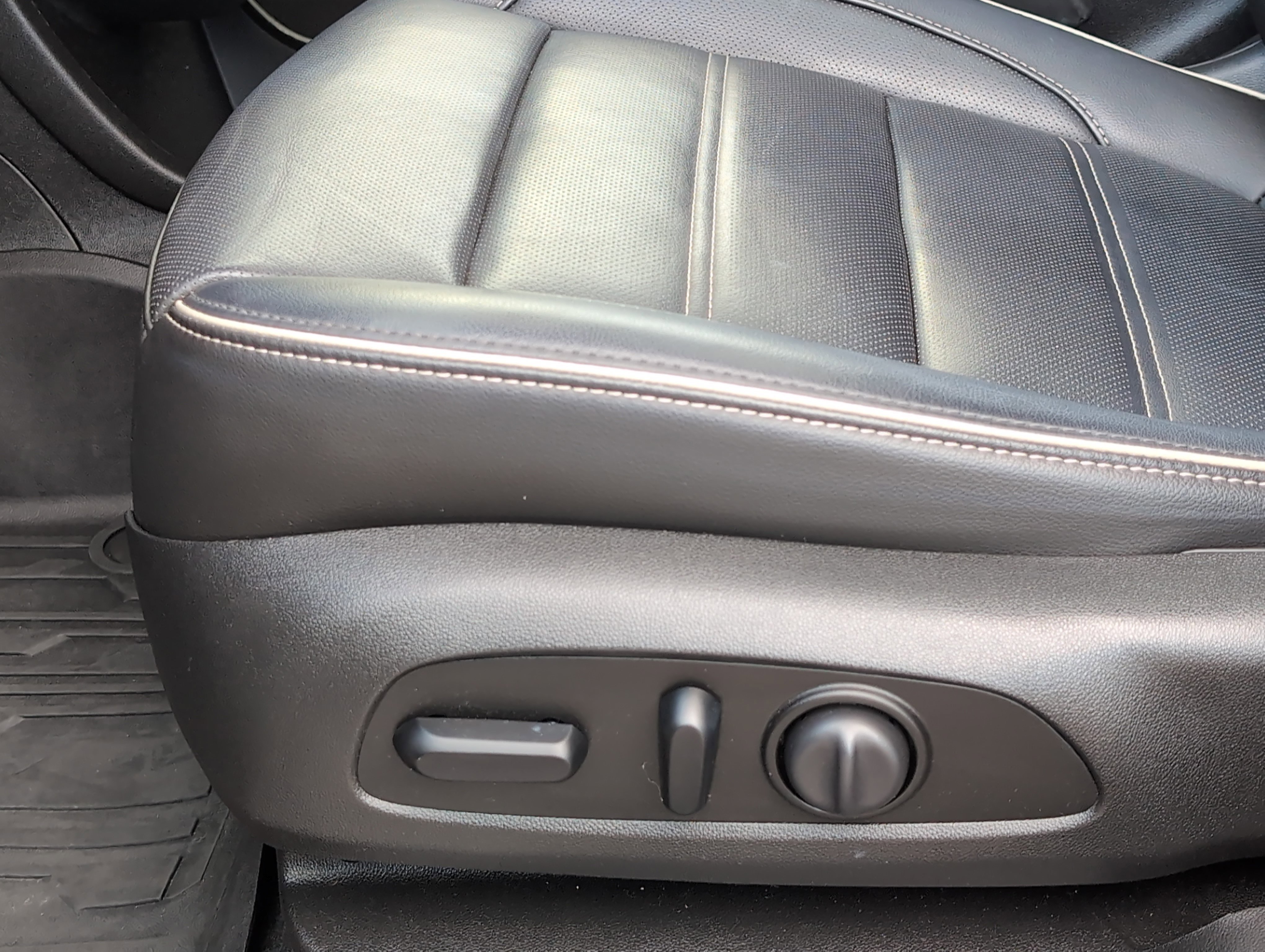 Used 2020 GMC Acadia Denali w/ LPO, Floor Liner Package image 11